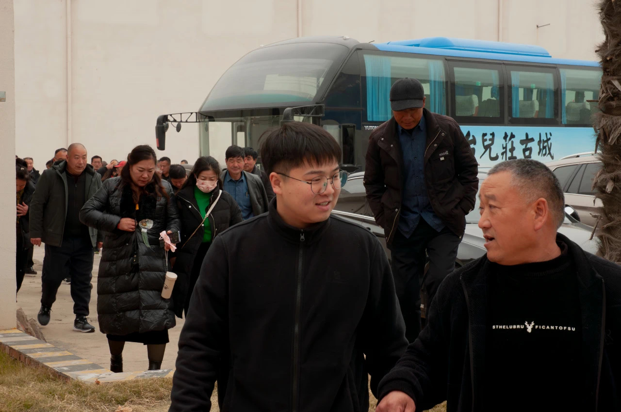 共望未來(lái)，譜合作新篇：福農(nóng)農(nóng)資團(tuán)隊(duì)蒞臨新鄉(xiāng)中電、弗思特進(jìn)行參觀(guān)考察。